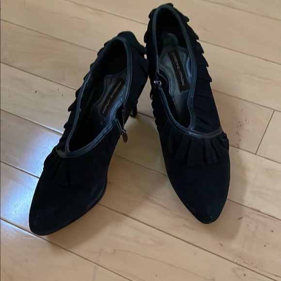 VG suede 3” heel  complimented due to the ruffle at edge. Chic - Picture 1 of 2
